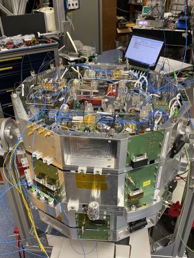 Miniaturisiertes Lasersystem, an dessen Entwicklung Forschende der JGU maßgeblich beteiligt waren