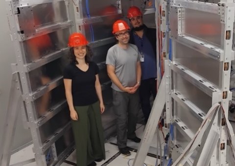 Der CODEX-beta-Detektor. Von links nach rechts: Juliette Alimena (DESY), Philip Ilten (Universität Cincinnati), Carlos Vazquez Sierra (Universität A Coruña).