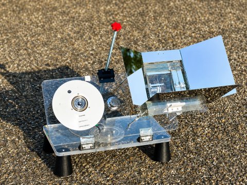 Prototyp eines hybriden Strahlungskühlungs- und Solarsystems zur gleichzeitigen Erzeugung von Strom, Wärme und Kälte