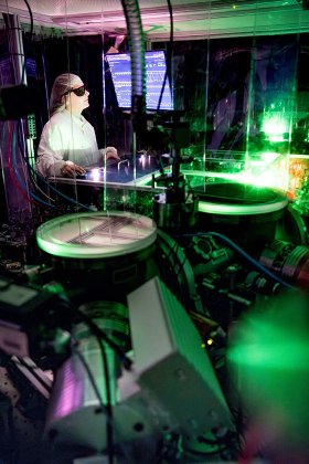 Die Oldenburger Doktorandin Katrin Meier vor dem Lasersystem, das in der Arbeit detailliert charakterisiert wird.