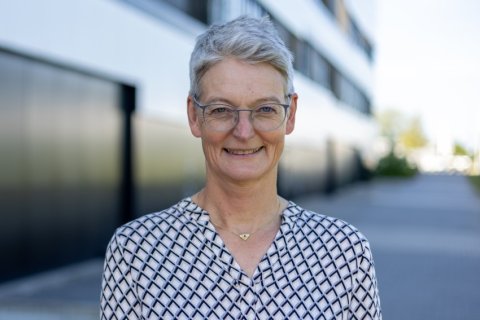 Abb.: Karen Appel ist Wissenschaftlerin an European XFEL in Schenefeld bei Hamburg an der Experimentierstation HED-HIBEF. Sie forscht an geowissenschaftlichen Materialien bei extremen Druck- und Temperaturbedingungen.