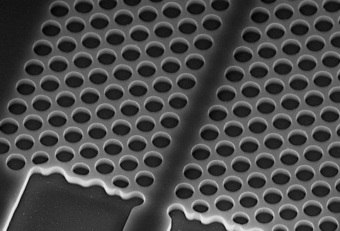 Die photonischen Kristallwellenleiter sind nur wenige Mikrometer klein.