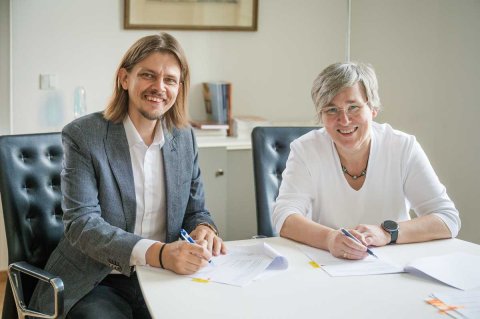 Maxim Mai (links) und JLU-Präsidentin Prof. Dr. Katharina Lorenz bei der Unterzeichnung am 1. September 2026.