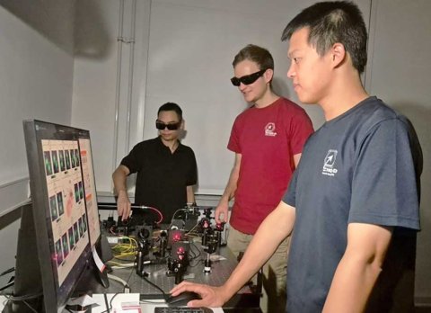 Duy Anh Tran (links), Doktorand Anton Lögl (Mitte), Dr. Wenze Lan (rechts) und im optischen Labor