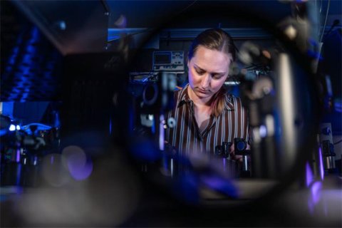 Die Doktorandin Nele Tornow in einem Labor für nicht-lineare Optik am Institut für Festkörperphysik der Universität Jena.