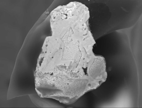 Hot Particle aus dem Reaktorunfall von 1986: Der Kernbrennstoffpartikel ist teilweise mit Zirkonoxid verschmolzen